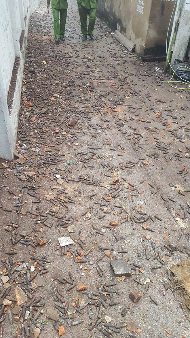 Bất chấp nguy hiểm, hàng trăm người dân hiếu kì kéo đến xem hiện trường vụ nổ kinh hoàng ở Bắc Ninh